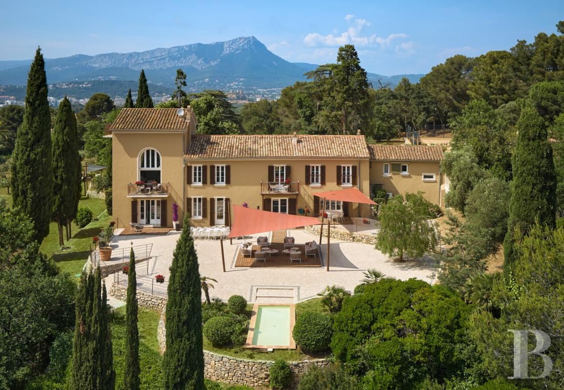 A renovated farmhouse surrounded by extensive grounds leading down to the sea, between Toulon and Hyères on the Var coast - photo  n°32